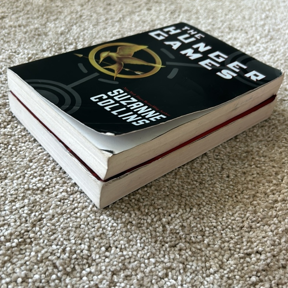 *SOLD* The Hunger Games and Catching Fire, Paperback Books - Picture 4 of 8